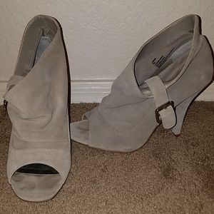 Steve Madden Magic grey suede peep toe booties 7